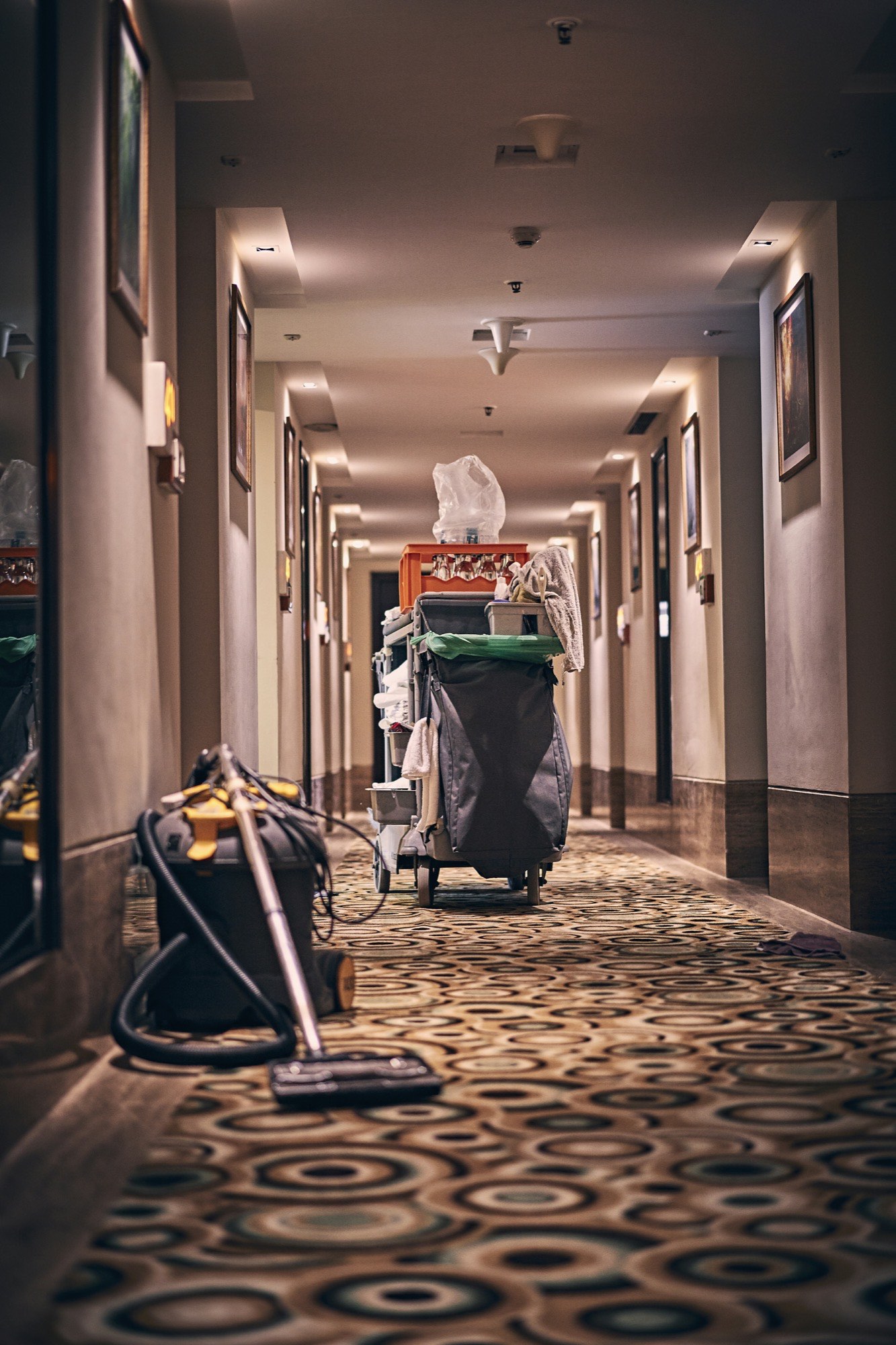 Carrello di pulizia professionale in un corridoio