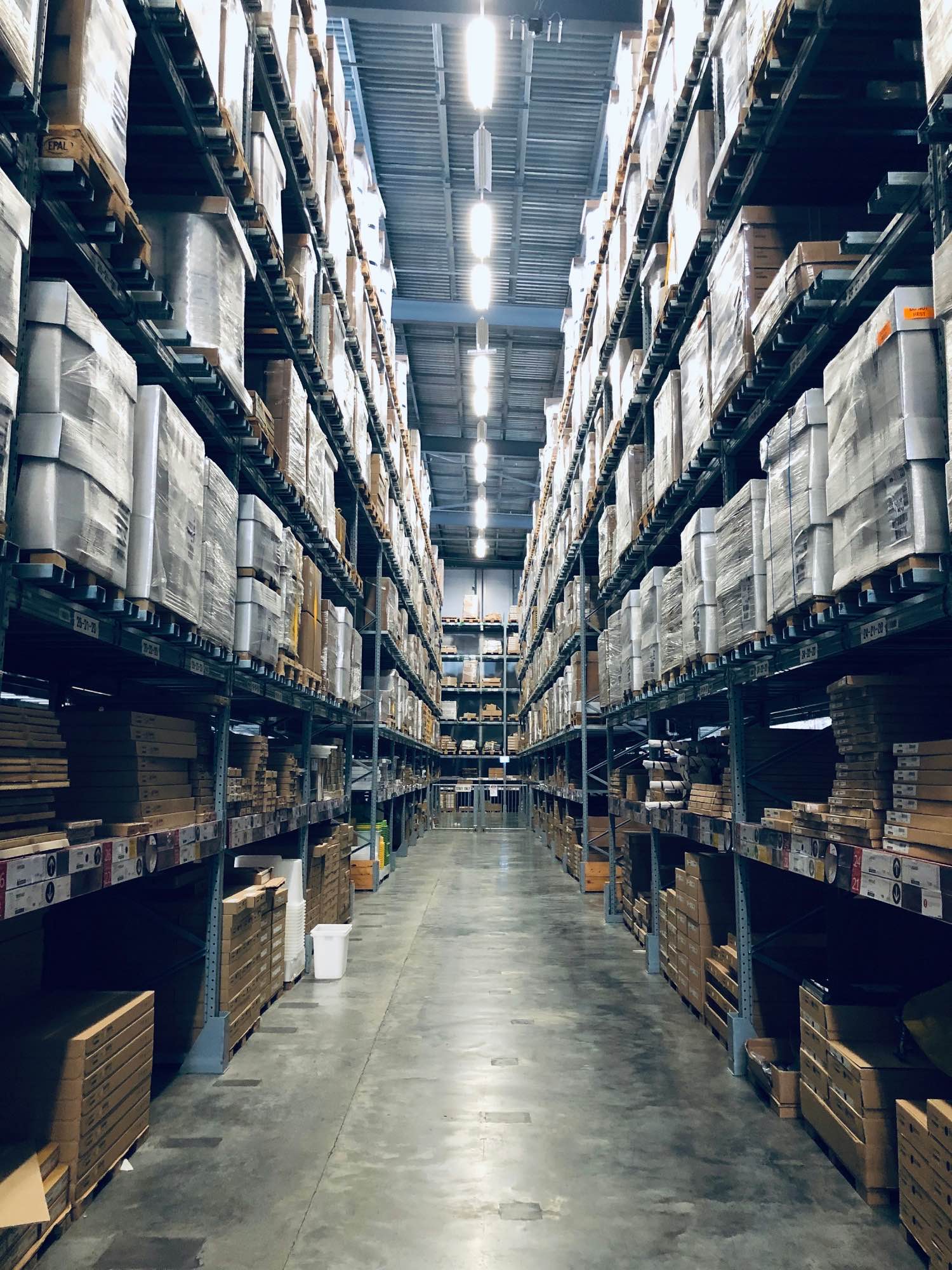 Corsia di magazzino industriale ordinata